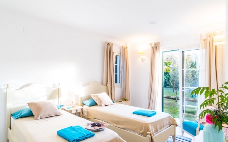 Habitación con dos camas en la planta baja con acceso a jardines